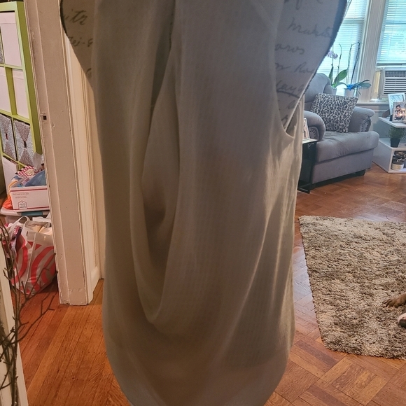 White top - Picture 7 of 9